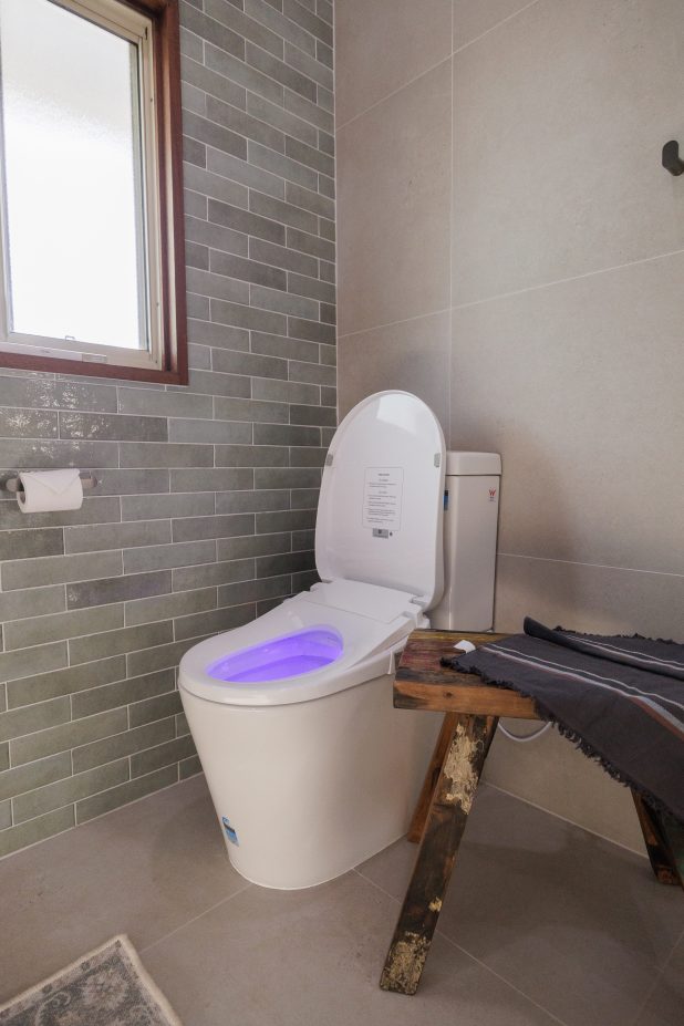 gloss white toilet suite